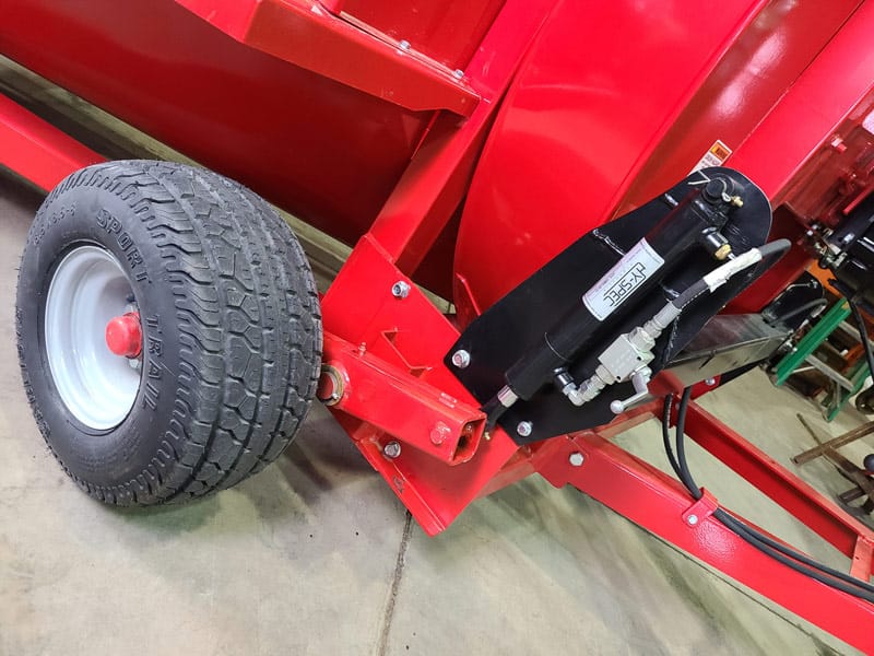 Hydraulic wheel adjustment of the Forage Blower 860 Model